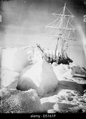 Das Schiff „Endurance“, fotografiert von Frank Hurley während Sir Ernest Shackletons berühmter Antarktis-Expedition. Das Bild zeigt das Schiff, das im Eis gefangen ist, und symbolisiert die gefährliche Reise und den Kampf um das Überleben im Weddellmeer. Stockfoto