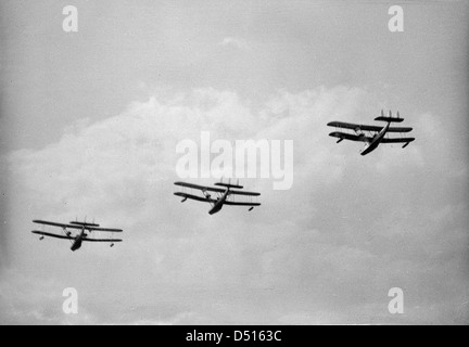 Ein Flug von drei Supermarine Southampton Mark II Fliegende Boote in der Luft über Hendon Stockfoto