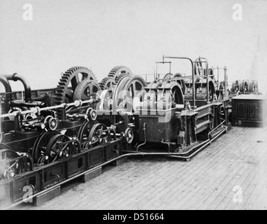 Dieses Bild zeigt die Kabelverlegungsmaschinen an Bord der SS Great Eastern, eines der größten Dampfschiffe des 19. Jahrhunderts. Das von Isambard Kingdom Brunel entworfene Schiff wurde für die Verlegung von Unterwasser-Telegrafenkabeln verwendet, was die Kommunikation revolutionierte. Stockfoto