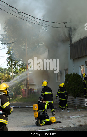 Feuerwehr in Bewegung, Kampf, brennendes Gebäude in einem ländlichen Land, Quebec, Kanada Stockfoto