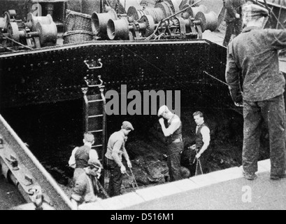 Freiwillige, die Entladung eines Schiffes in der London Docks während der Generalstreik von 1926 Stockfoto