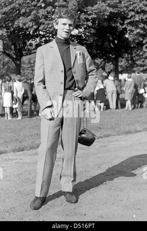 Magdeburg, DDR, elegant gekleideter Mann in der Race-Tag-Mode Stockfoto