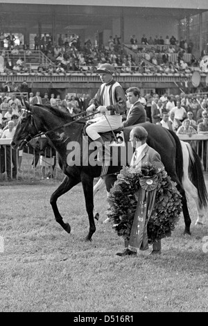 Hoppegarten, DDR, Main Mirus mit Alexander nach dem Sieg im Derby der DDR 1967 Stockfoto