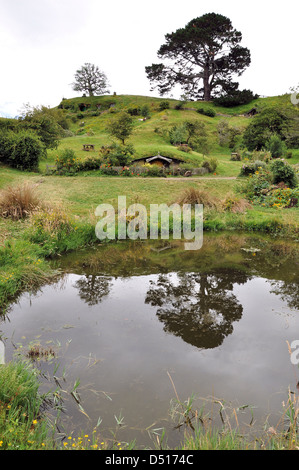 Hobbiton Movie Set - Drehort für den Herr der Ringe und die Hobbit-Filme. Die Hügel des Auges mit Hobbit Hole-Türen Stockfoto