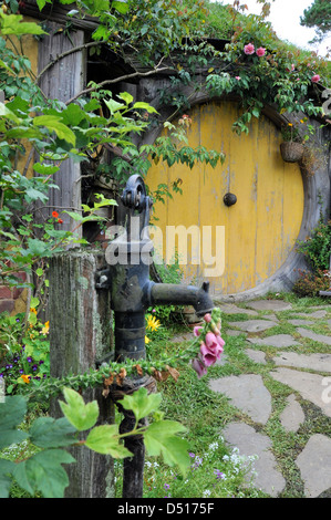 Hobbit Loch. Hobbit Haus auf hobbiton Film eingestellt. Lage für Der Herr der Ringe und der Hobbit Filme in Region Waikato, Neuseeland Stockfoto