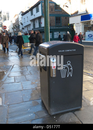 Ein Solar-Walzenzug mit Strom versorgt ein solar Papierkorb in York, England Stockfoto