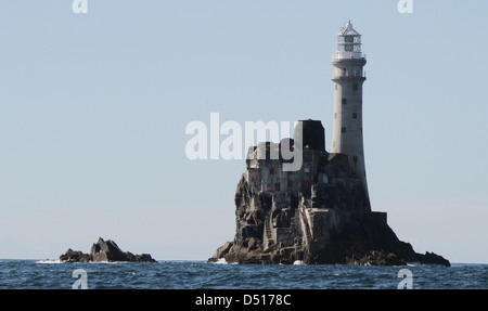 Fastnet Lighthouse, Fastnet Rock, Grafschaft Cork, Irland Aufnahme von Boot an sonnigen Herbsttag mit blauem Himmel und Überreste der alten Fastnet Tower Base sichtbar. Stockfoto