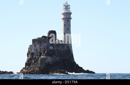 Fastnet Lighthouse, Fastnet Rock, Grafschaft Cork, Irland Aufnahme von Boot an sonnigen Herbsttag mit blauem Himmel und Überreste der alten Fastnet Tower Base sichtbar. Stockfoto