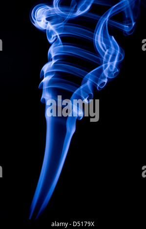 blauer Rauch isoliert auf schwarz Stockfoto