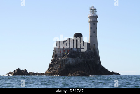 Fastnet Lighthouse, Fastnet Rock, Grafschaft Cork, Irland Aufnahme von Boot an sonnigen Herbsttag mit blauem Himmel und Überreste der alten Fastnet Tower Base sichtbar. Stockfoto