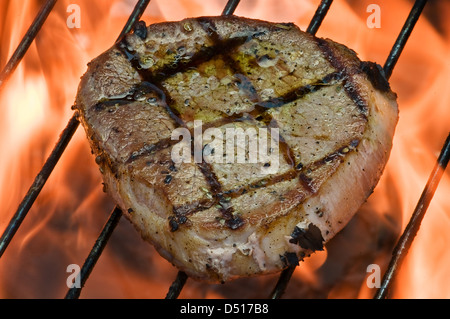 gestreifte Steak auf feurigen Grill closeup Stockfoto