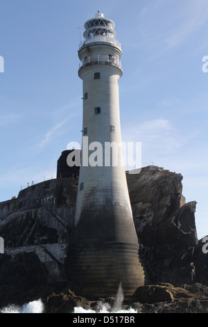 Fastnet Lighthouse, Fastnet Rock, Grafschaft Cork, Irland Aufnahme von Boot an sonnigen Herbsttag mit blauem Himmel und Überreste der alten Fastnet Tower Base sichtbar. Stockfoto