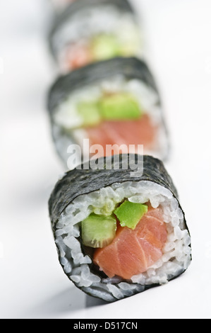 Sushi in Reihe auf weißen Teller Stockfoto