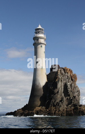 Fastnet Lighthouse, Fastnet Rock, Grafschaft Cork, Irland Aufnahme von Boot an sonnigen Herbsttag mit blauem Himmel und Überreste der alten Fastnet Tower Base sichtbar. Stockfoto