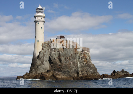 Fastnet Lighthouse, Fastnet Rock, Grafschaft Cork, Irland Aufnahme von Boot an sonnigen Herbsttag mit blauem Himmel und Überreste der alten Fastnet Tower Base sichtbar. Stockfoto