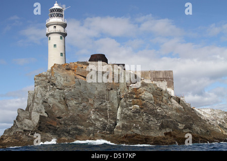 Fastnet Lighthouse, Fastnet Rock, Grafschaft Cork, Irland Aufnahme von Boot an sonnigen Herbsttag mit blauem Himmel und Überreste der alten Fastnet Tower Base sichtbar. Stockfoto