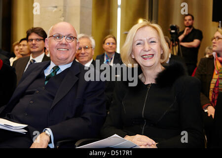 Prof. Dr. Peter Strohschneider, Präsident der DFG und Johanna Wanka (CDU), Bundesministerin für Bildung und Forschung, im Bild zusammen, bei Gottfried Wilhelm Leibniz-Preis 2013. / Berlin, 19. März 2013. Gottfried Wilhelm Leibniz-Preis, den wichtigsten Forschungspreis in Deutschland würdigt herausragende Wissenschaftler. Johanna Wanka, Ministerin für Bildung und Forschung, hält eine Rede bei der Preisverleihung 2013 in Berlin an der Berlin-Brandenburgischen Akademie der Wissenschaften und Geisteswissenschaften. / Stockfoto