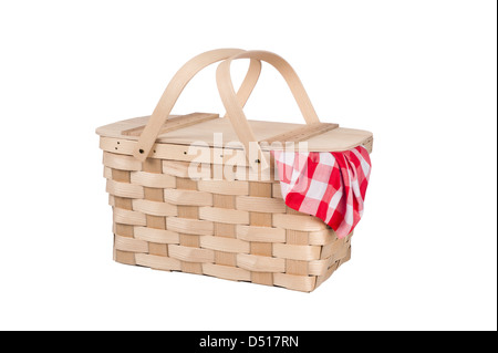 Ein neue Weide und Holz Picknick-Korb mit einem roten karierten Tischdecke spähen aus der Seite. Isoliert auf weiss. Stockfoto