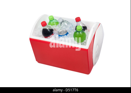 Eine isolierte Kühlbox Kühler gefüllt mit Eis und alkoholfreie Getränke wie Wasser und Soda. Stockfoto