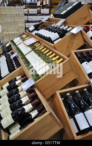 Kisten mit erlesenen Weinen Stockfoto