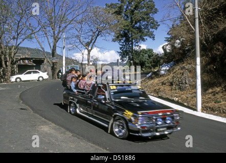 Eine überladene Taxi-Abholung in Santiago Atitlan Stockfoto