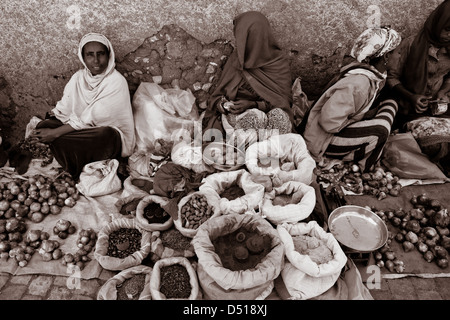 Frau verkauft Gemüse und Gewürze in der Straße, Harar Jugol (Old Town), Äthiopien Stockfoto