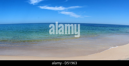 Der indische Ozean rollt auf der sandigen Küste in verlassenen Hutt Beach in der Nähe von Bunbury Western Australia in diesem Panorama. Stockfoto