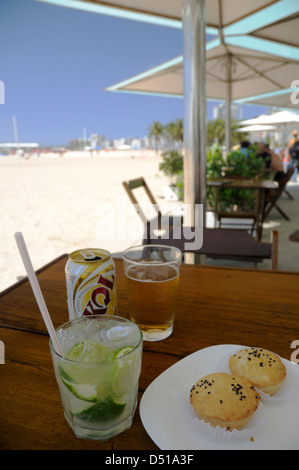 Caipirinha, Bier vom Fass und Aperitif Gebäck am Strand Cafe am Strand Copacabana Stockfoto