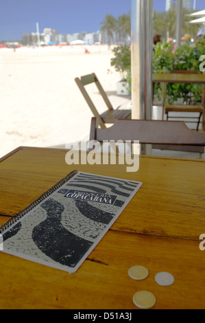 Menü und geändert am Strand Cafe am Strand Copacabana Stockfoto