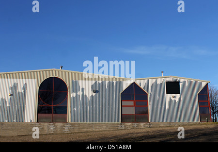 Exteror der alten moderne Fabrikgebäude mit blauem Himmelshintergrund. Stockfoto