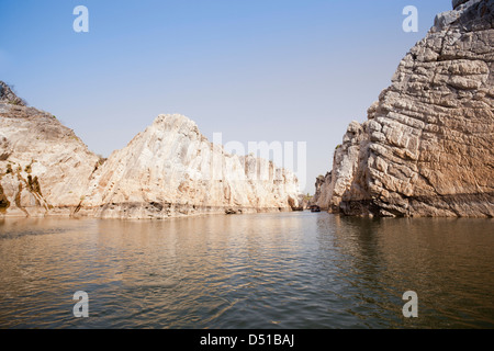 Marmorfelsen neben Fluss Narmada, Bhedaghat, Jabalpur Bezirk, Madhya Pradesh, Indien Stockfoto