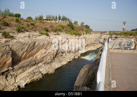 Narmada Fluss fließt durch eine Schlucht von Marmor-Felsen, Bhedaghat, Jabalpur Bezirk Madhya Pradesh, Indien Stockfoto