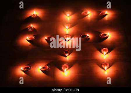Vogelperspektive Blick auf ein Hakenkreuz aus Öl-Lampen hergestellt Stockfoto