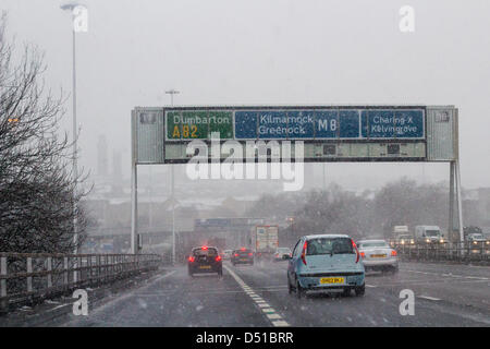 Glasgow, Schottland. 22. März 2013. Schwierigen Fahrbedingungen wie Schnee und Blizzard Bedingungen schlagen Schottland. Voraussichtlich werden 40cm höher gelegene und im Laufe des Tages weiter. Bildnachweis: Paul Stewart / Alamy Live News Stockfoto