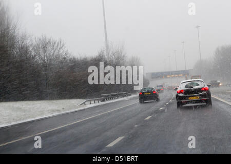 Glasgow, Schottland. 22. März 2013. Schwierigen Fahrbedingungen wie Schnee und Blizzard Bedingungen schlagen Schottland. Voraussichtlich werden 40cm höher gelegene und im Laufe des Tages weiter. Bildnachweis: Paul Stewart / Alamy Live News Stockfoto