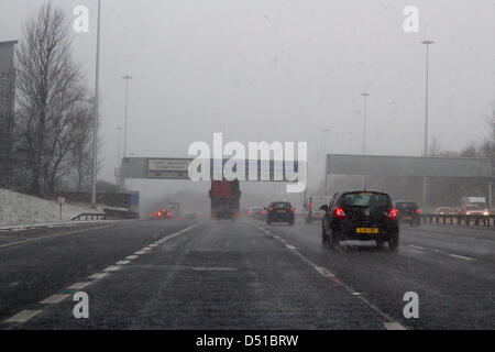 Glasgow, Schottland. 22. März 2013. Schwierigen Fahrbedingungen wie Schnee und Blizzard Bedingungen schlagen Schottland. Voraussichtlich werden 40cm höher gelegene und im Laufe des Tages weiter. Bildnachweis: Paul Stewart / Alamy Live News Stockfoto