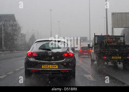 Glasgow, Schottland. 22. März 2013. Schwierigen Fahrbedingungen wie Schnee und Blizzard Bedingungen schlagen Schottland. Voraussichtlich werden 40cm höher gelegene und im Laufe des Tages weiter. Bildnachweis: Paul Stewart / Alamy Live News Stockfoto