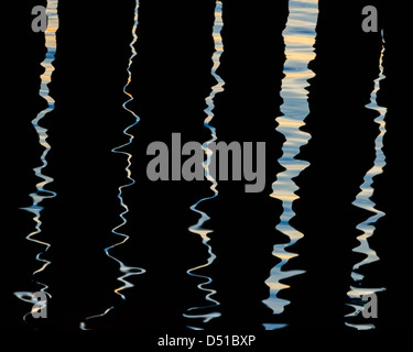 Abstrakte Wasserspiegelungen bei Tumlehed, Hisingen, Schweden Stockfoto