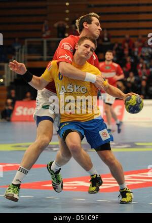 Hamburgs Pascal Hens (L) Blöcke Celje Gaspar Marguc während der Handball Champions League Spiel HSV Hamburg gegen Celje Pivovarna Lasko am Alsterdorfer Sporthalle in Hamburg, Deutschland, 21.03.2013. Foto: Angelika Warmuth Stockfoto