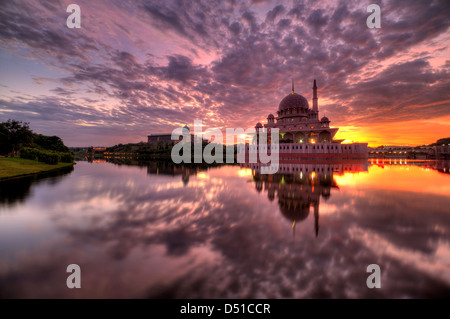 Blick auf Putra Moschee neben Putrajaya-See am Morgen Stockfoto