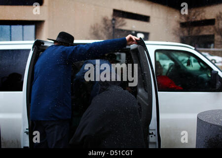 5. Dezember 2012 - Clevaland, Ohio, USA - Amish, die der Bundesregierung unterstützten Fall gegen Samuel Mullet lassen die United States Courthouse in Cleveland nachdem er zu 15 Jahren verurteilt wurde (Credit-Bild: © Michael Francis McElroy/ZUMAPRESS.com) Stockfoto