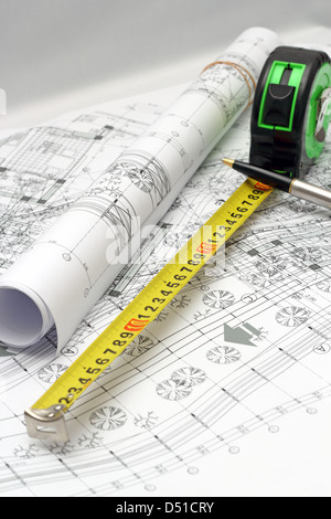 Detail einer Ingenieur-Arbeitsplatz-Tabelle mit Plänen auf Papier und Instrumente Stockfoto