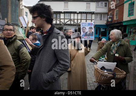 Studenten und ältere Mittelklasse-Wähler, Proteste gegen Pläne der Koalition über die NHS hält ein Plakat in Buttermarkt im Zentrum von Canterbury. Auf dem Plakat sind Gesundheitsminister Jeremy Hunt und David Cameron parodiert. Stockfoto