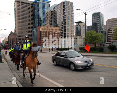 Seattle Polizei-Abteilung Offiziere auf Pferde an einem Anti montiert Polizei Demo in Seattle, Washington, USA Stockfoto