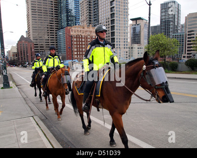 Seattle Polizei-Abteilung Offiziere auf Pferde an einem Anti montiert Polizei Demo in Seattle, Washington, USA Stockfoto