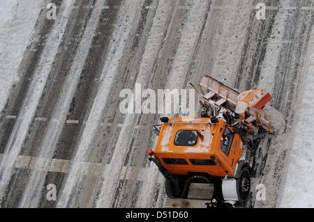 Ein Schnee-Clearing-Fahrzeug fährt auf einer verschneiten Straße in Berlin, Deutschland, 2. Dezember 2010. Foto: Frank Mai Stockfoto