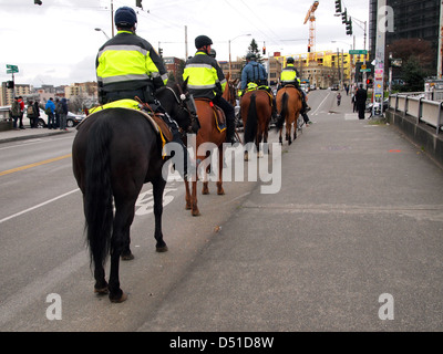 Seattle Polizei-Abteilung Offiziere auf Pferde an einem Anti montiert Polizei Demo in Seattle, Washington, USA Stockfoto