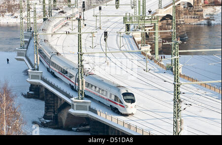 Ein ICE-Zuges überquert die Schnee bedeckten Marienbruecke (Marias Brücke) in Dresden, Deutschland, 2. Dezember 2010. Die extreme Kälte und schwere Schneefälle haben Bahnverkehr in Teilen Deutschlands gestört. Foto: Oliver Killig Stockfoto