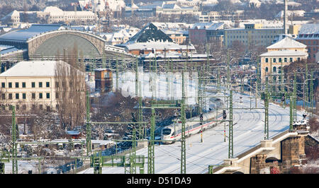 Ein ICE-Zuges überquert die Schnee bedeckten Marienbruecke (Marias Brücke) in Dresden, Deutschland, 2. Dezember 2010. Die extreme Kälte und schwere Schneefälle haben Bahnverkehr in Teilen Deutschlands gestört. Foto: Oliver Killig Stockfoto