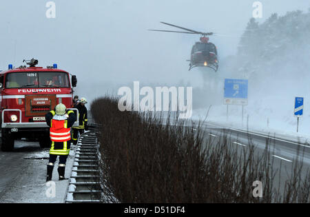 Ein Rettungshubschrauber eintrifft an einer Unfallstelle auf der Autobahn 13 in der Nähe von Gross Koeris, Deutschland, 3. Dezember 2010. Ein LKW-Gleiter, außer Kontrolle geraten und in die Gegenfahrbahn. Die massive Unfall Polizei auf der Autobahn in beide Richtungen zu schließen. Foto: Bernd Settnik Stockfoto